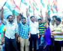 Bantwal: Cong activists celebrate victory of bypolls in Nanjangudu & Gundlupete